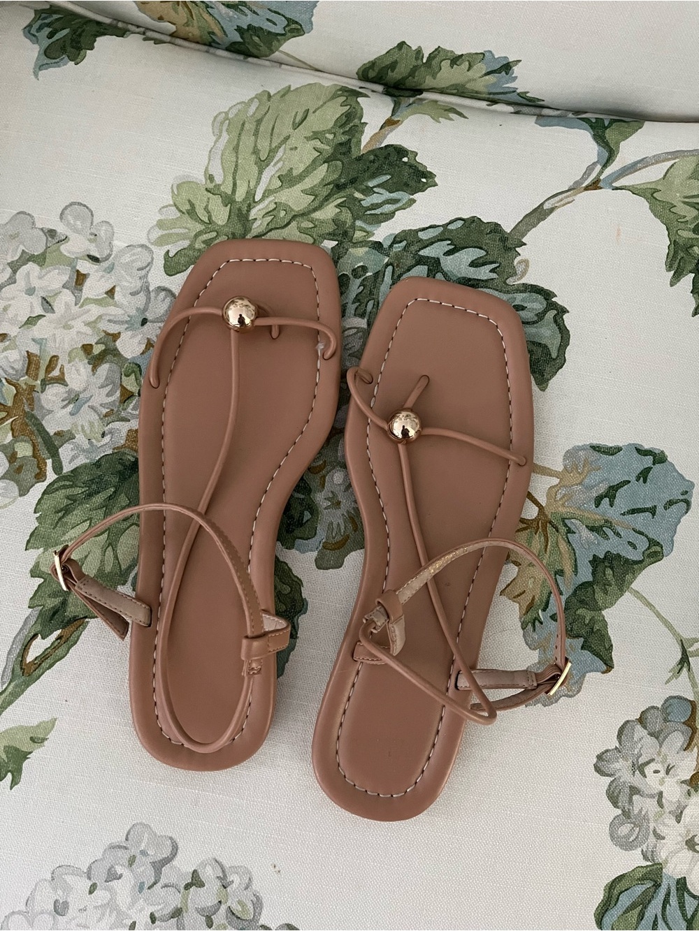 Women’s Tan Strappy Toe-Ring Sandals with Gold Accent